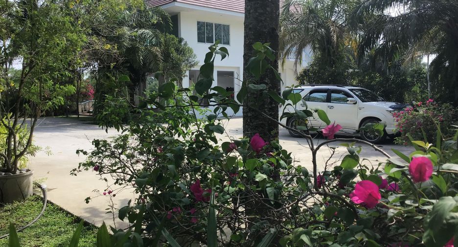 For sale 44 bedrooms hotel in Bang Lamung, Chonburi