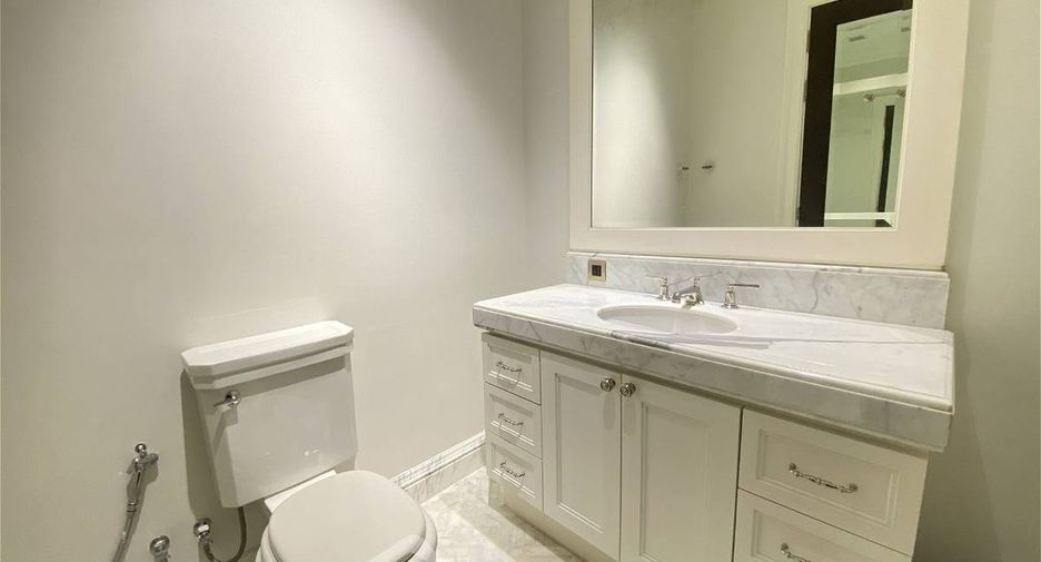 Wohnung zur Miete mit 2 Zimmer in Pathum Wan, Bangkok