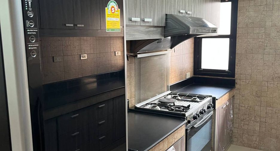 For sale 3 bedrooms condo in Khlong Toei, Bangkok