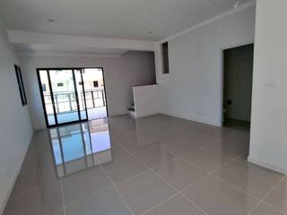 Casa en alquiler de 4 habitaciones en Mueang Samut Prakan, Samut Prakan