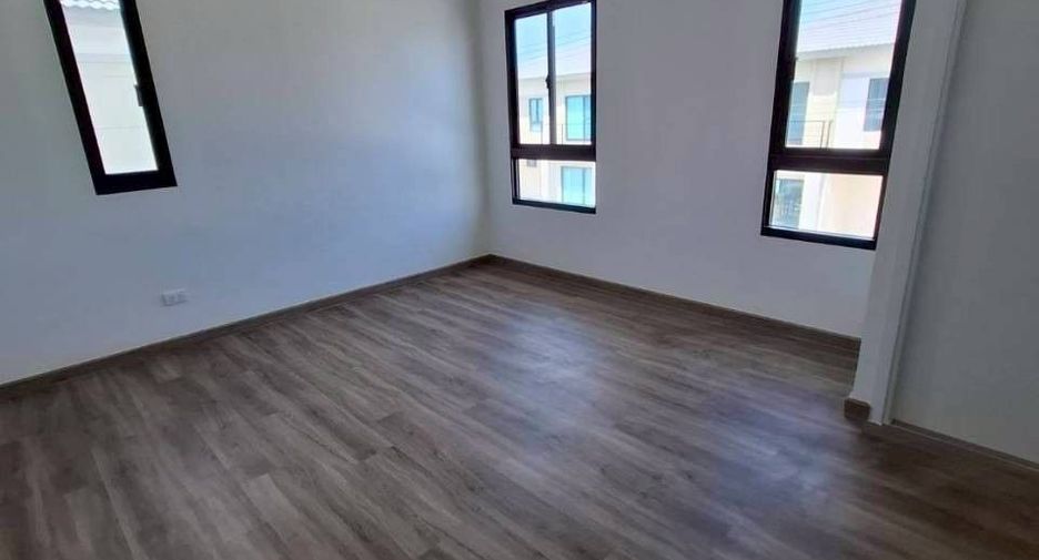 Casa en alquiler de 4 habitaciones en Mueang Samut Prakan, Samut Prakan