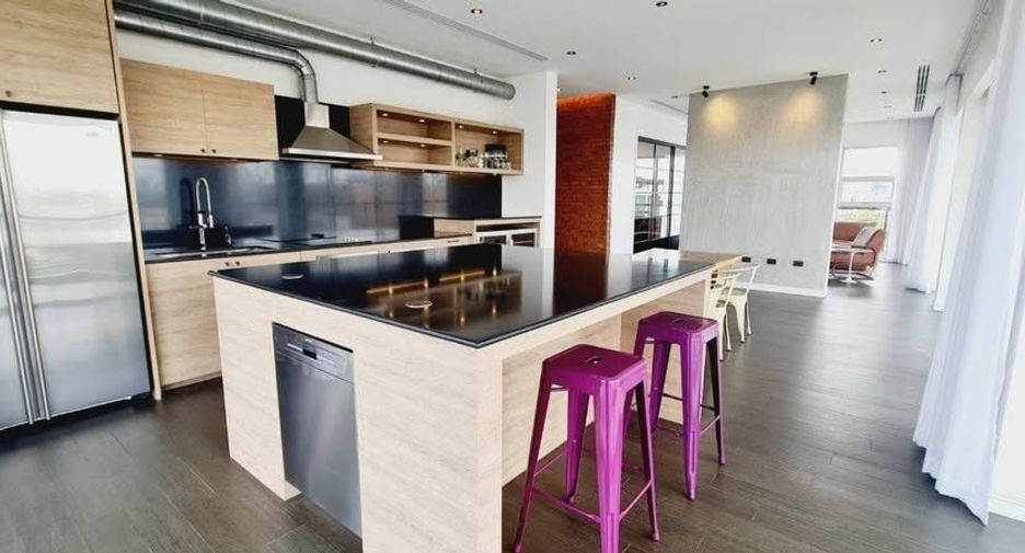 For rent 4 bedrooms condo 