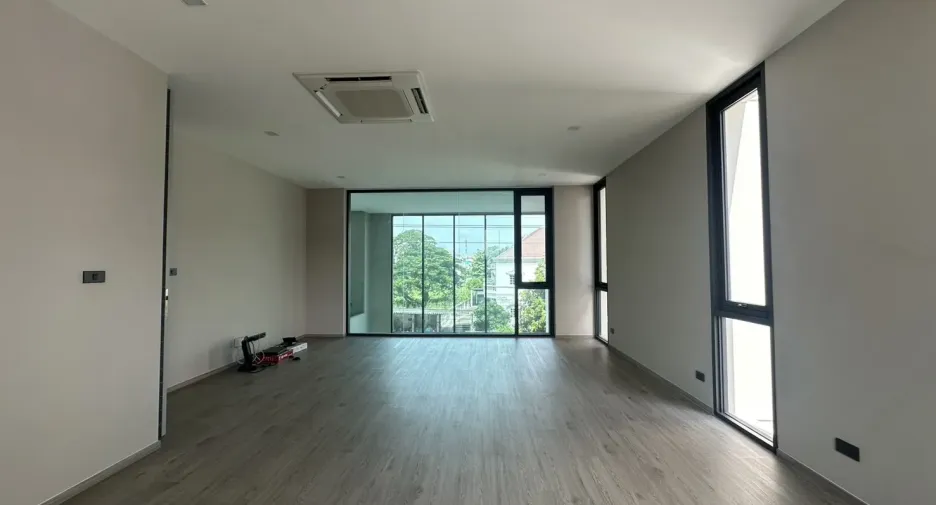 À louer et à vendre 4 chambres bureau à Suan Luang, Bangkok