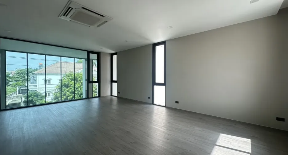 À louer et à vendre 4 chambres bureau à Suan Luang, Bangkok