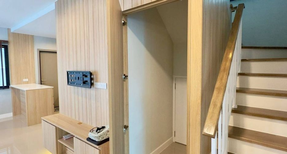 Casa en alquiler de 3 habitaciones en Bang Phli, Samut Prakan