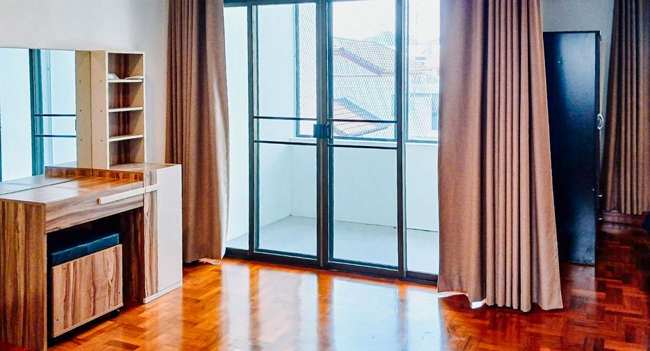 À vendre et à louer 4 chambres maison de ville à Hua Hin, Prachuap Khiri Khan