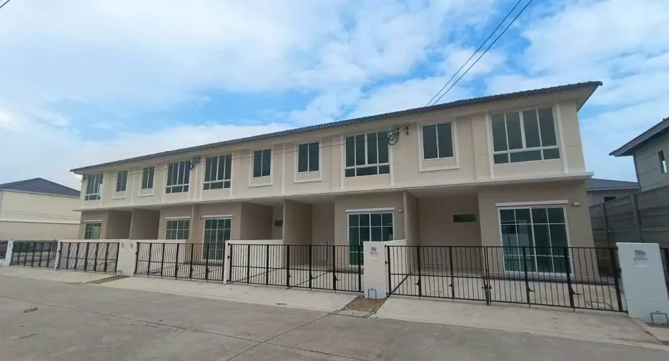 For sale 3 ベッドルーム townhouse in Mueang Samut Prakan, Samut Prakan