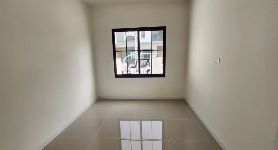 Casa en alquiler de 3 habitaciones en Bang Sao Thong, Samut Prakan