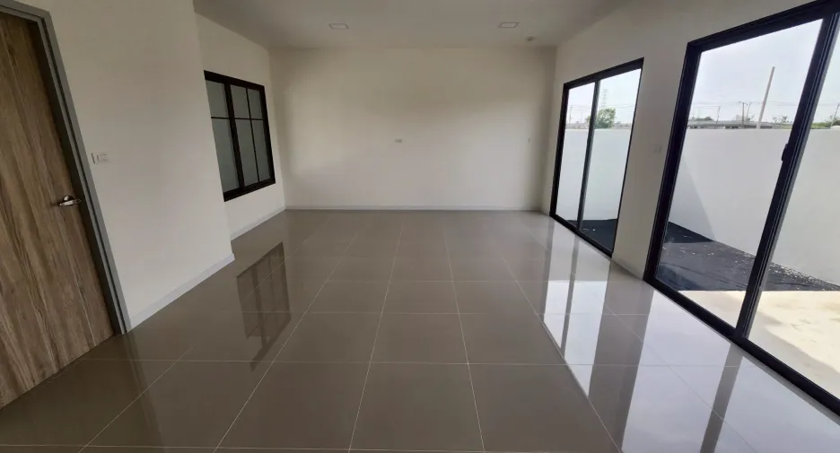 Casa en alquiler de 3 habitaciones en Bang Sao Thong, Samut Prakan