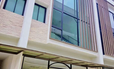 For rent 3 bedrooms townhouse in Yan Nawa, Bangkok
