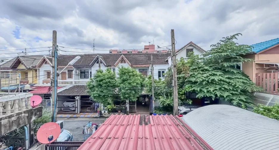 Reihenhaus zur Miete mit 4 Zimmer in Huai Khwang, Bangkok
