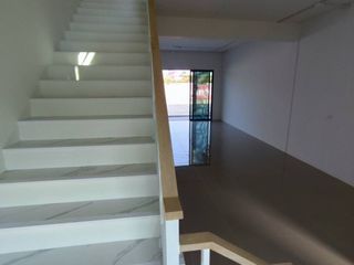 Casa adosada en venta de 3 habitaciones en Bang Sao Thong, Samut Prakan