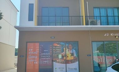Casa adosada en venta de 3 habitaciones en Bang Sao Thong, Samut Prakan