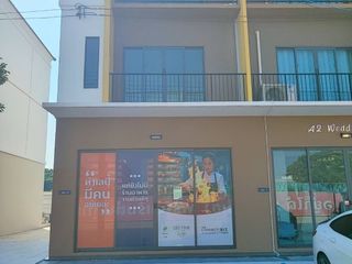 Casa adosada en venta de 3 habitaciones en Bang Sao Thong, Samut Prakan