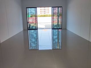 Casa adosada en venta de 3 habitaciones en Bang Sao Thong, Samut Prakan