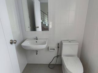 Casa adosada en venta de 3 habitaciones en Bang Sao Thong, Samut Prakan