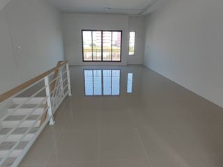 Casa adosada en venta de 3 habitaciones en Bang Sao Thong, Samut Prakan