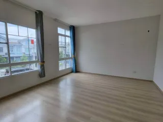 Casa adosada en venta de 2 habitaciones en Lat Krabang, Bangkok