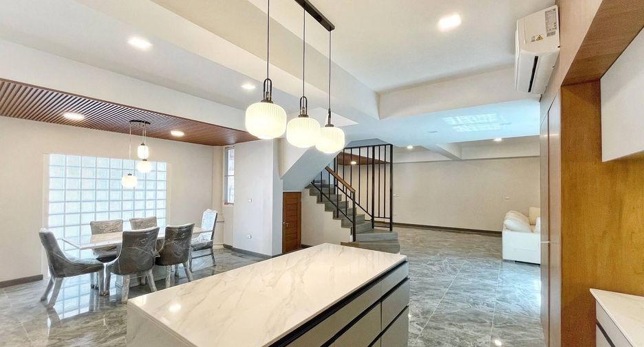 Reihenhaus zur Miete mit 5 Zimmer in Watthana, Bangkok
