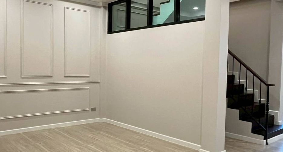 For rent 3 bedrooms townhouse in Khlong Toei, Bangkok