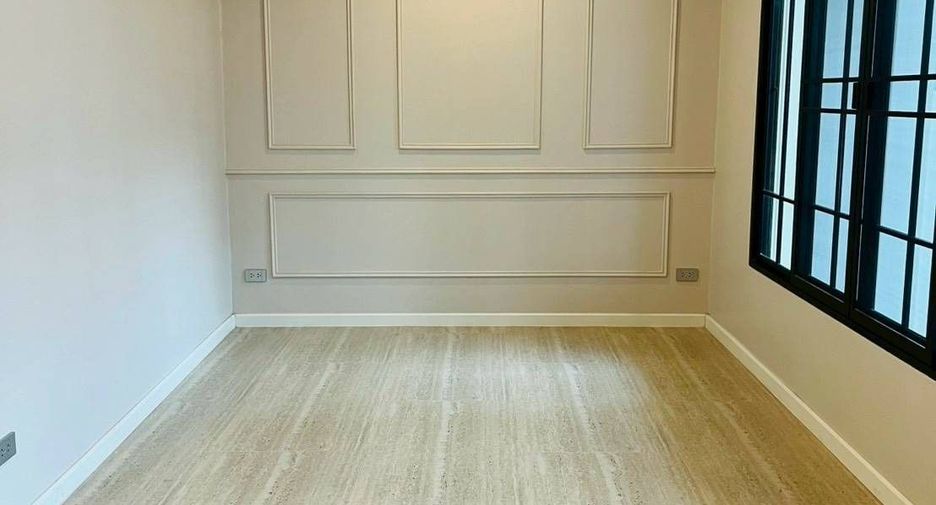 For rent 3 bedrooms townhouse in Khlong Toei, Bangkok