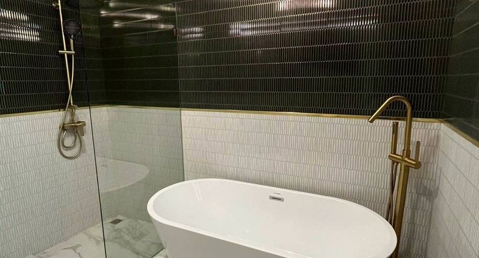 For rent 3 bedrooms townhouse in Khlong Toei, Bangkok