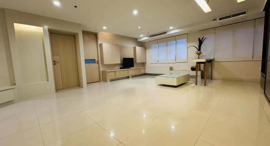 For sale 3 bedrooms condo in Watthana, Bangkok