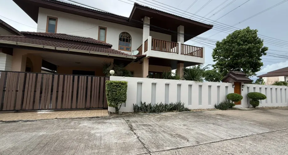 Villa en venta y en alquiler de 4 habitaciones en Huay Yai, Pattaya