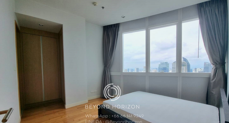 For rent 4 bedrooms condo in Watthana, Bangkok