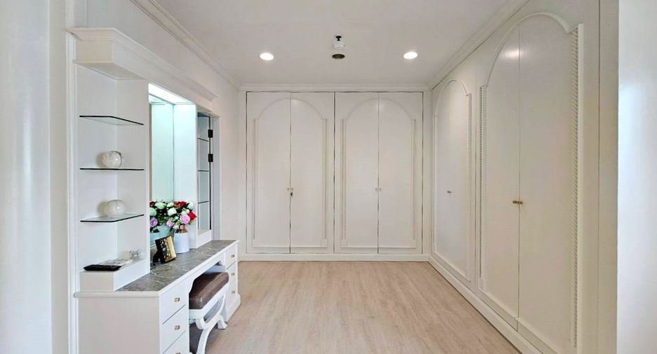 For rent 4 ベッドルーム condo in Watthana, Bangkok