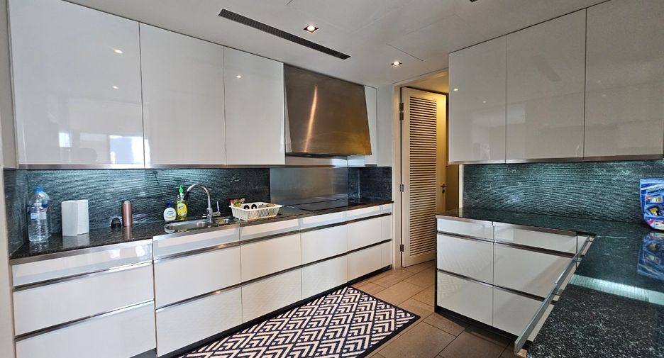 Condo en alquiler de 3 habitaciones en Sathon, Bangkok