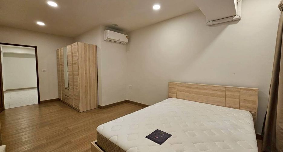 Condo en alquiler de 3 habitaciones en Watthana, Bangkok