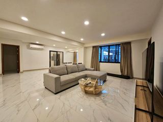 Condo en alquiler de 3 habitaciones en Watthana, Bangkok