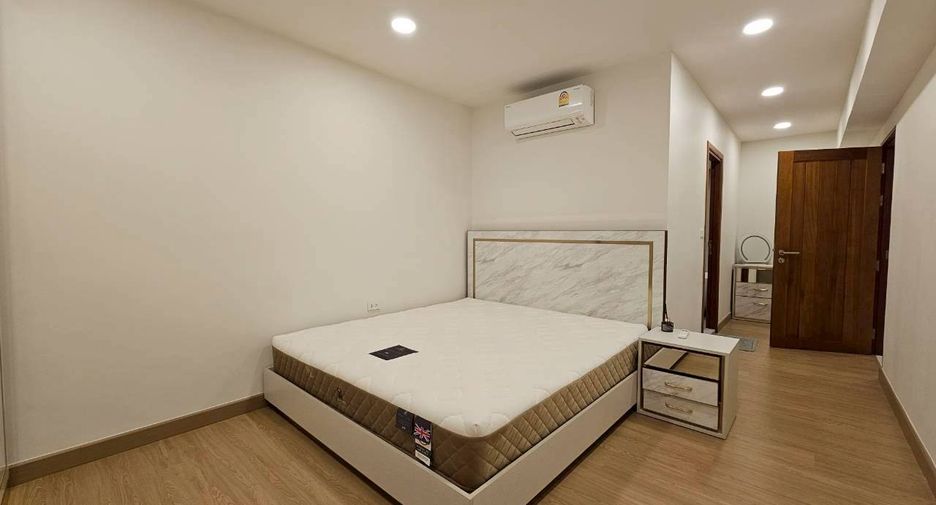 Condo en alquiler de 3 habitaciones en Watthana, Bangkok