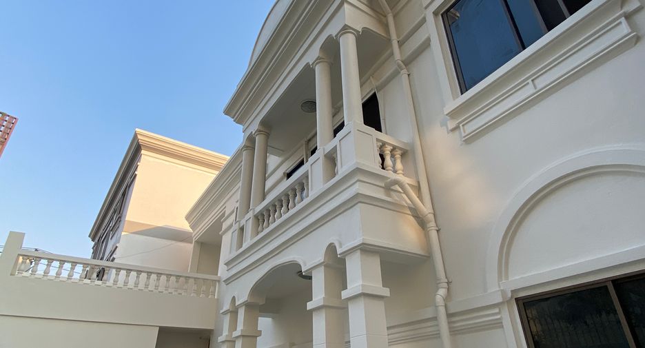 For rent 4 bedrooms house in Khlong Toei, Bangkok