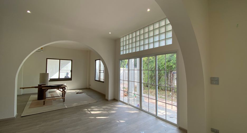 For rent 4 bedrooms house in Khlong Toei, Bangkok