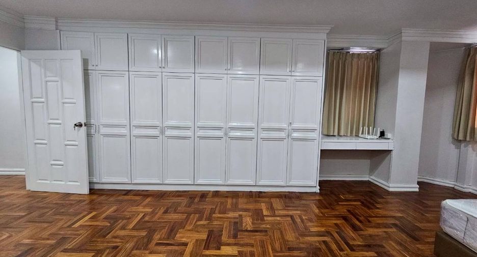 Condo en alquiler de 3 habitaciones en Watthana, Bangkok