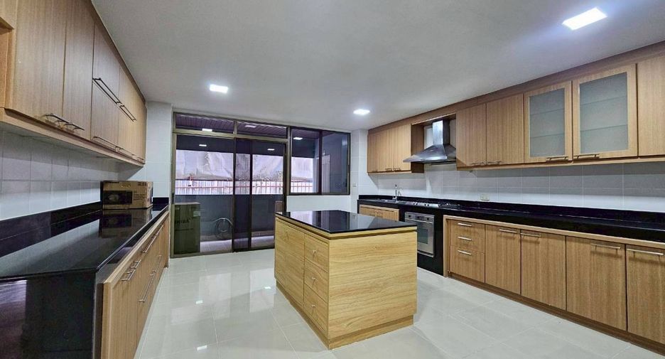 Condo en alquiler de 3 habitaciones en Watthana, Bangkok