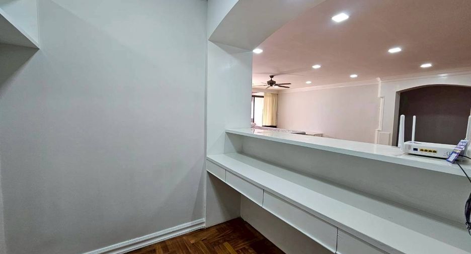 Condo en alquiler de 3 habitaciones en Watthana, Bangkok