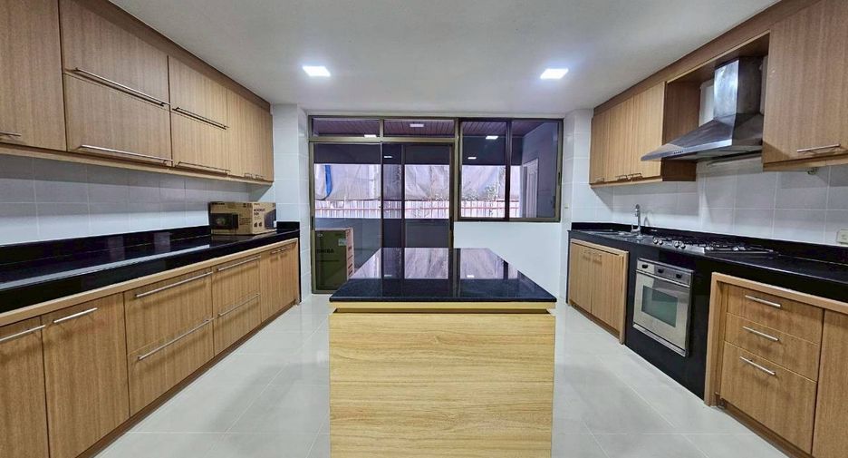 Condo en alquiler de 3 habitaciones en Watthana, Bangkok