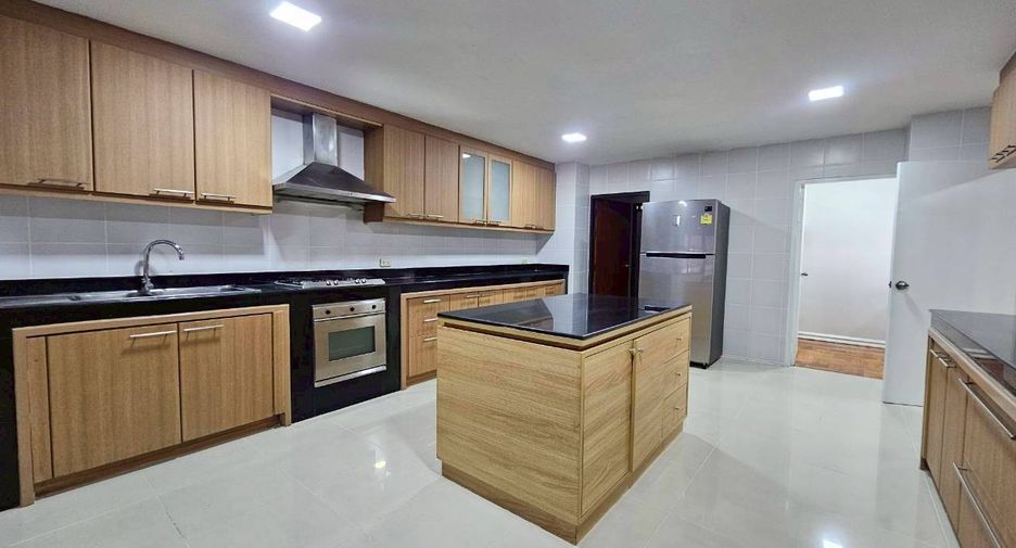 Condo en alquiler de 3 habitaciones en Watthana, Bangkok