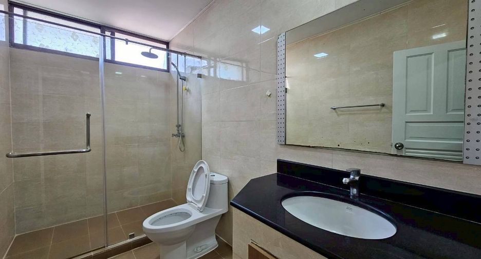 Condo en alquiler de 3 habitaciones en Watthana, Bangkok