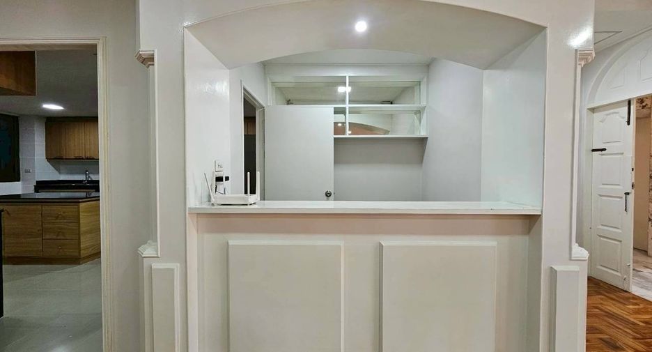 Condo en alquiler de 3 habitaciones en Watthana, Bangkok