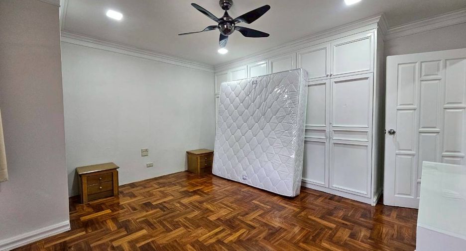 Condo en alquiler de 3 habitaciones en Watthana, Bangkok
