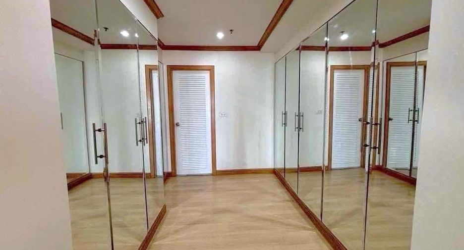 À louer 3 chambres condo à Sathon, Bangkok