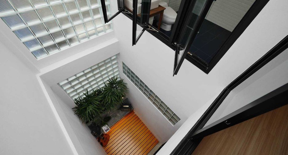 For rent 2 bedrooms townhouse in Watthana, Bangkok