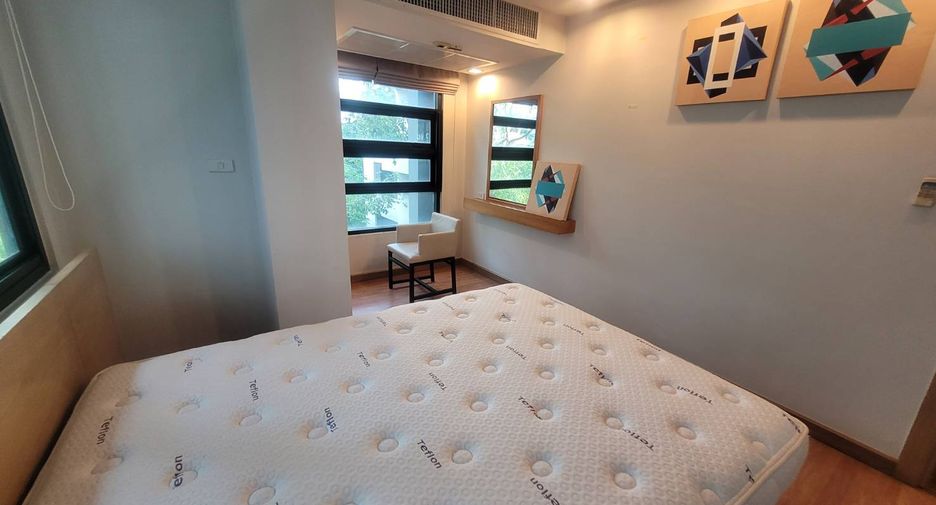 For rent 3 bedrooms condo in Pathum Wan, Bangkok