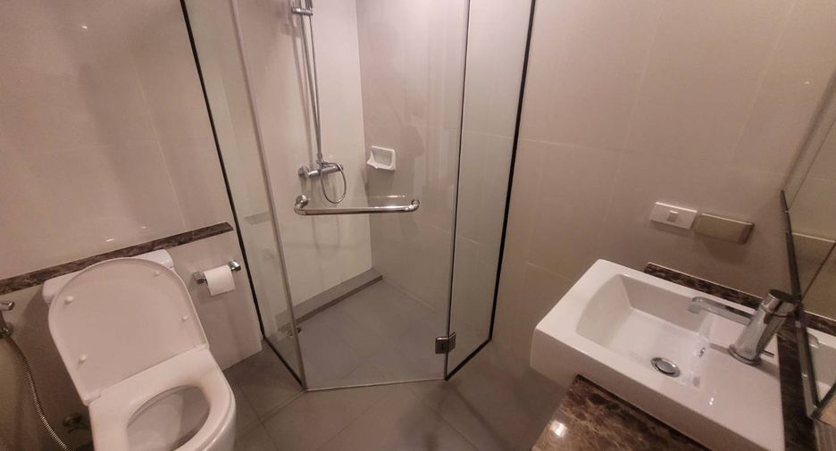 For rent 3 bedrooms condo in Pathum Wan, Bangkok