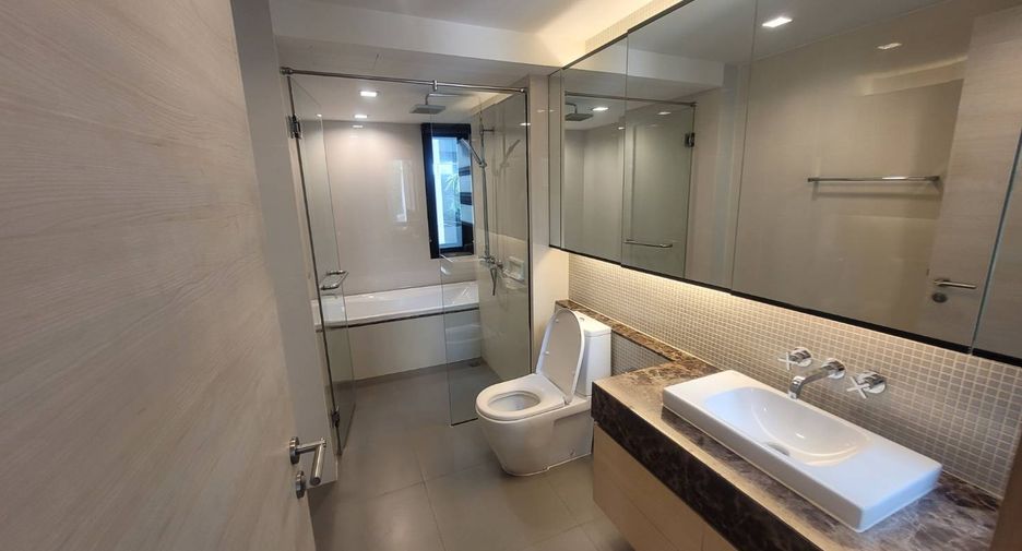 For rent 3 bedrooms condo in Pathum Wan, Bangkok