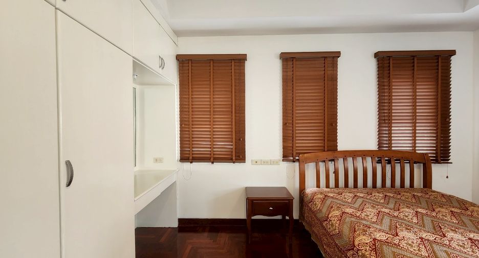 For rent 3 bedrooms condo in Sathon, Bangkok